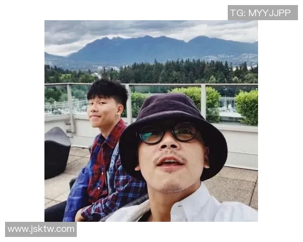 足球明星与儿子温馨合影展现父子情深的幸福瞬间