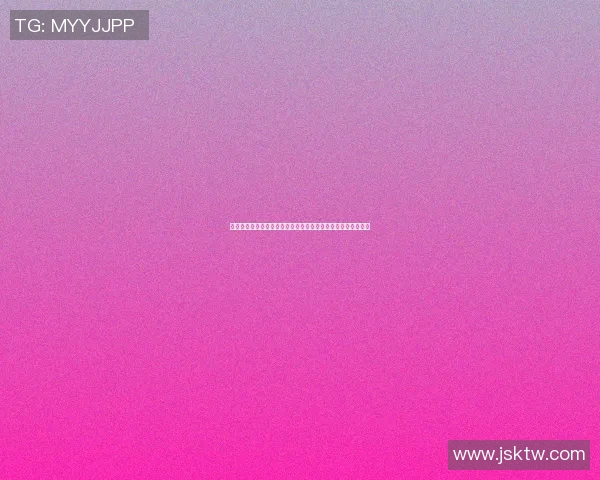 足球明星挑战极限将足球踢进篮球筐里展现惊人技巧与创意表演